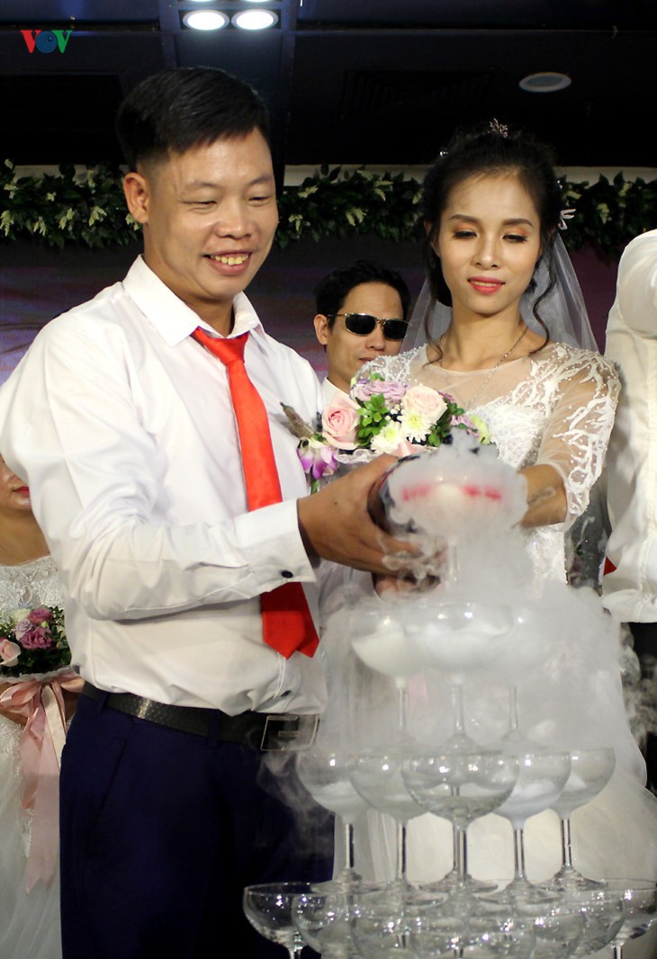 Impian memakai gaun pengantin, pasangan suami-istri tuna netra harus melewati  ratusan Km datang ke Kota Ha Noi - ảnh 6