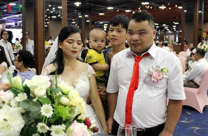Impian memakai gaun pengantin, pasangan suami-istri tuna netra harus melewati  ratusan Km datang ke Kota Ha Noi - ảnh 12