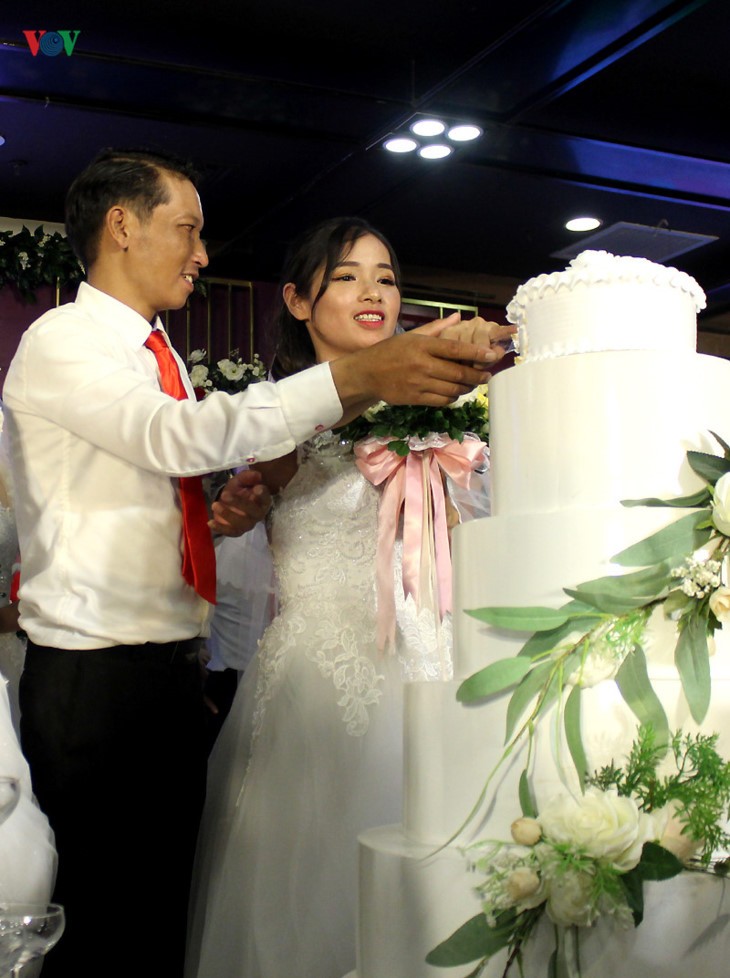 Impian memakai gaun pengantin, pasangan suami-istri tuna netra harus melewati  ratusan Km datang ke Kota Ha Noi - ảnh 7