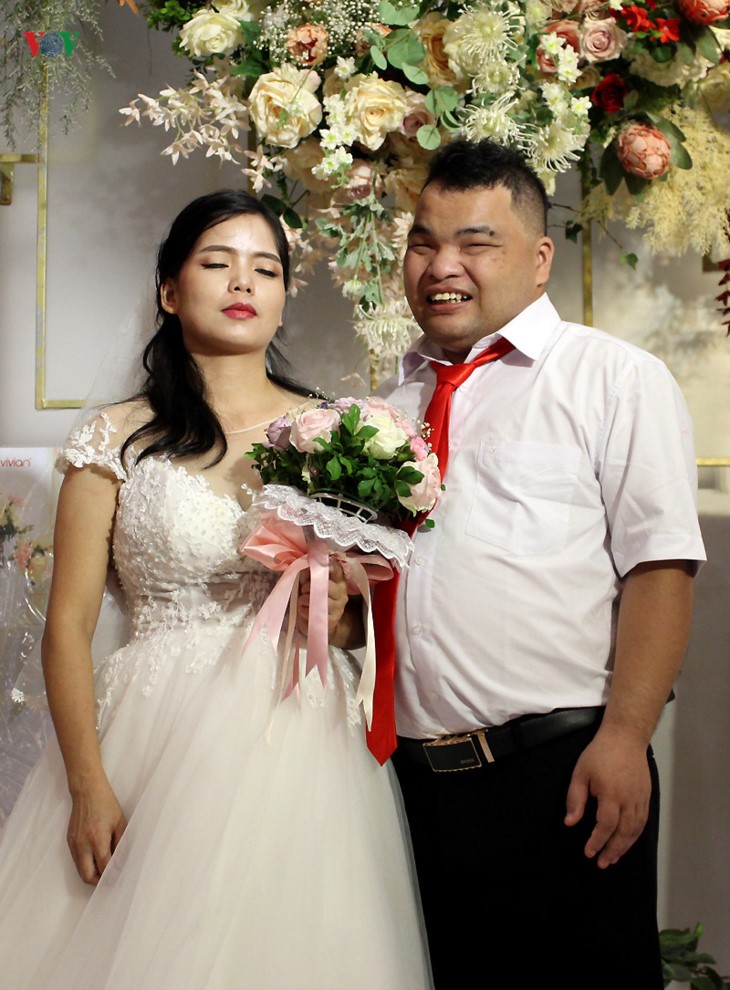 Impian memakai gaun pengantin, pasangan suami-istri tuna netra harus melewati  ratusan Km datang ke Kota Ha Noi - ảnh 17