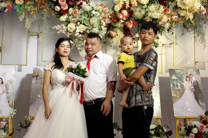Impian memakai gaun pengantin, pasangan suami-istri tuna netra harus melewati  ratusan Km datang ke Kota Ha Noi - ảnh 18