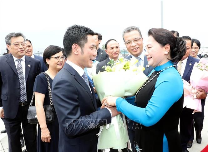 Ketua MN Vietnam, Ibu Nguyen Thi Kim Ngan tiba di Jiangsu, memulai kunjungan resmi di Tiongkok - ảnh 1