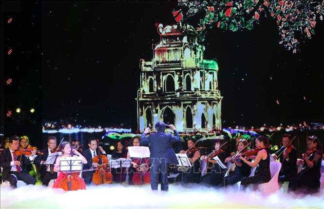 ‘Orkes simfoni perdamaian’ memuliakan rasa cinta perdamaian dari warga Ibukota Ha Noi - ảnh 1