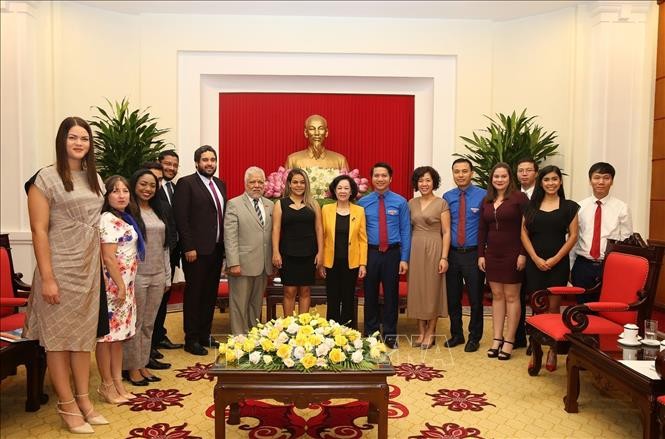 Kepala Departemen Penggerakan Massa Rakyat KS PKV, Truong Thi Mai menerima delegasi Liga Pemuda Partai Sosialis Venezuela Bersatu - ảnh 1