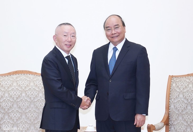 PM Nguyen Xuan Phuc menerima Presiden Grup Fast Retailing, Jepang - ảnh 1