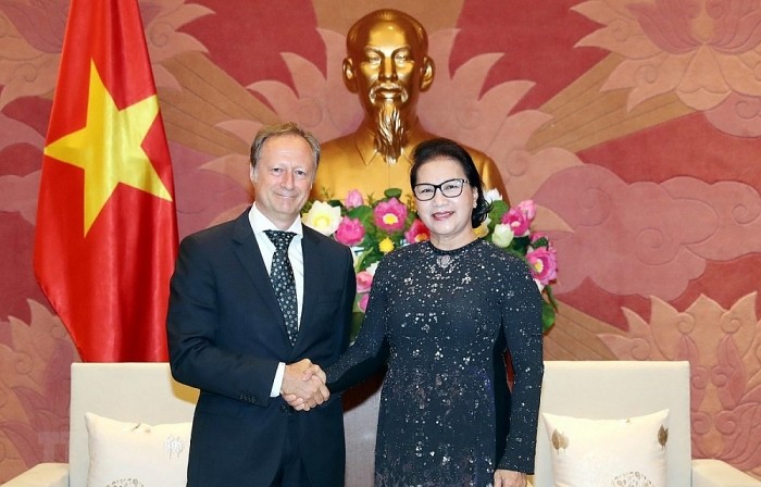 Ketua MN Nguyen Thi Kim Ngan menerima Dubes, Kepala Perutusan Uni Eropa di Vietnam, Bruno Angetlet sehubungan dengan akhir masa baktinya - ảnh 1