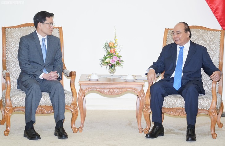 PM Nguyen Xuan Phuc menerima Gubernur Bank Sentral Thailand, Veerathai Santiprabhob - ảnh 1
