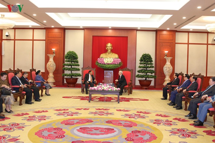 Sekjen, Presiden Vietnam, Nguyen Phu Trong menerima Sekjen, Presiden Laos, Bounnhang Vorachith - ảnh 1