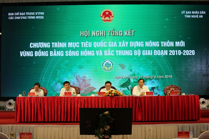 Deputi PM Vuong Dinh Hue menghadiri Konferensi mengevaluasikan program target nasional tentang pembangunan pedesaan baru - ảnh 1
