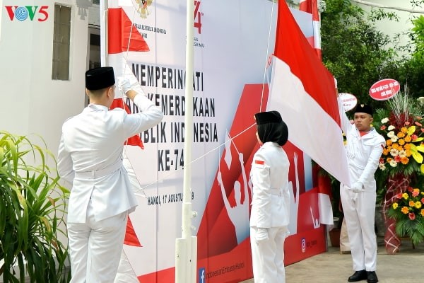 Acara pengibaran bendera memperingati HUT ke-74 Hari Kemerdekaan Republik Indonesia - ảnh 1
