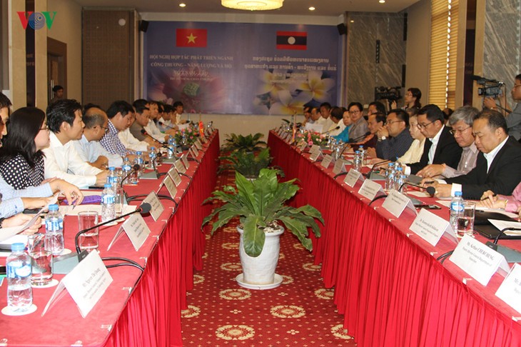 Memperkuat kerjasama dalam mengembangkan industri dan perdagangan antara dua negara Vietnam-Laos - ảnh 1