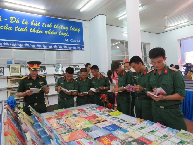 50 tahun pelaksanaan Testamen Paman Ho: Pameran buku dan foto tematik: “Presiden Ho Chi Minh hidup dalam usaha kita untuk selama-lamanya” - ảnh 1