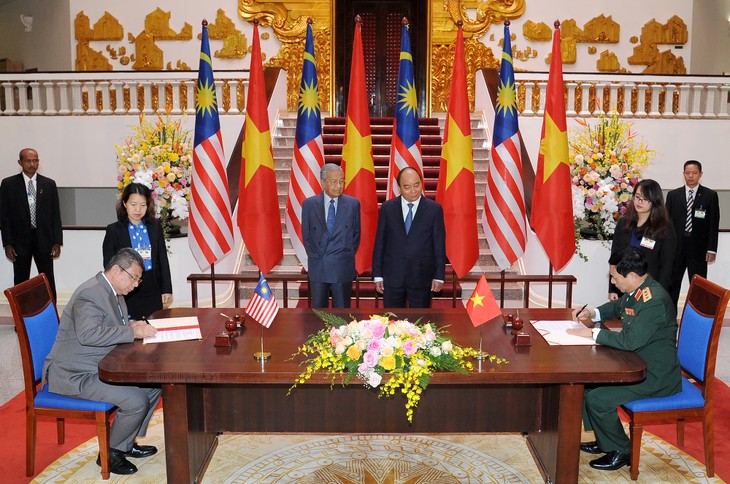 Thủ tướng Nguyễn Xuân Phúc đón, hội đàm với Thủ tướng Malaysia - ảnh 11