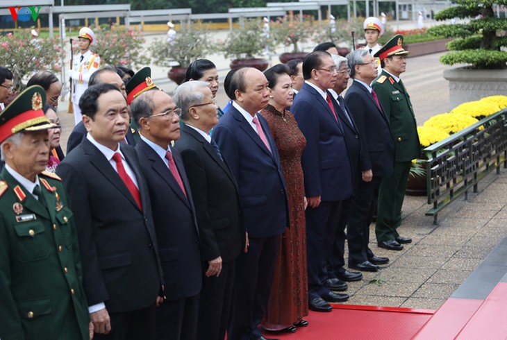 Pimpinan Partai dan Negara berziarah ke Mousoleum Presiden Ho Chi Minh sehubungan dengan peringatan HUT ke-74 Hari Nasional (2/9) - ảnh 1