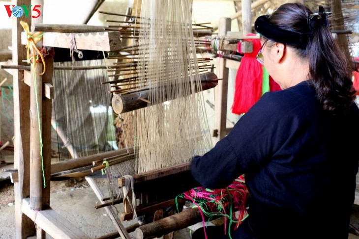 Kerajinan menenun kain ikat dari etnis minoritas Tay di Provinsi Cao Bang - ảnh 1