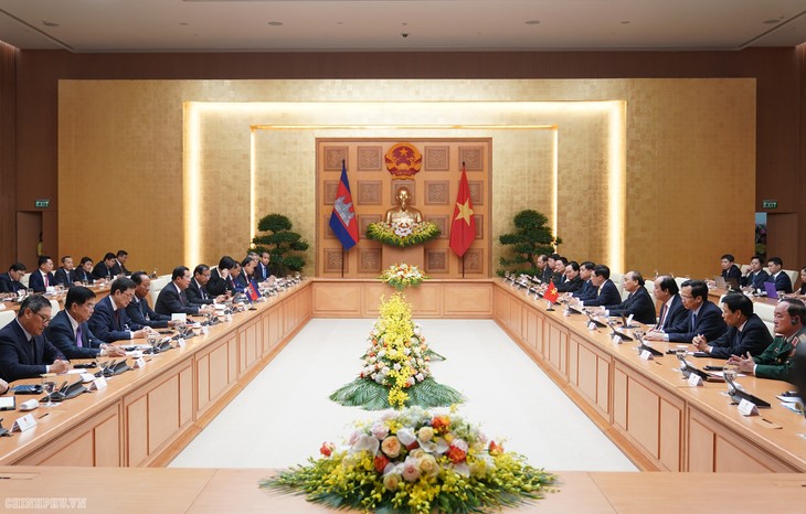 PM Vietnam, Nguyen Xuan Phuc mengadakan pembicaraan dengan PM Kamboja, Samdech Techo Hun Sen - ảnh 1