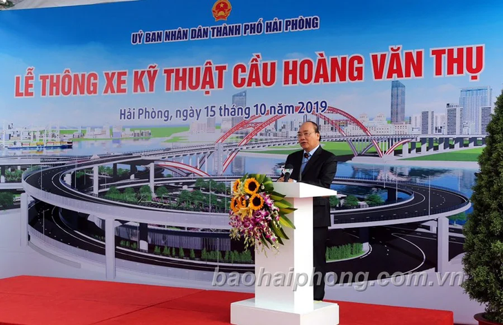 PM Nguyen Xuan Phuc menggunting pita peresmian teknis jembatan Hoang Van Thu - ảnh 1