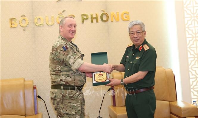 Letnan Jenderal Nguyen Chi Vinh menerima Atase Pertahanan Kerajaan Inggris - ảnh 1