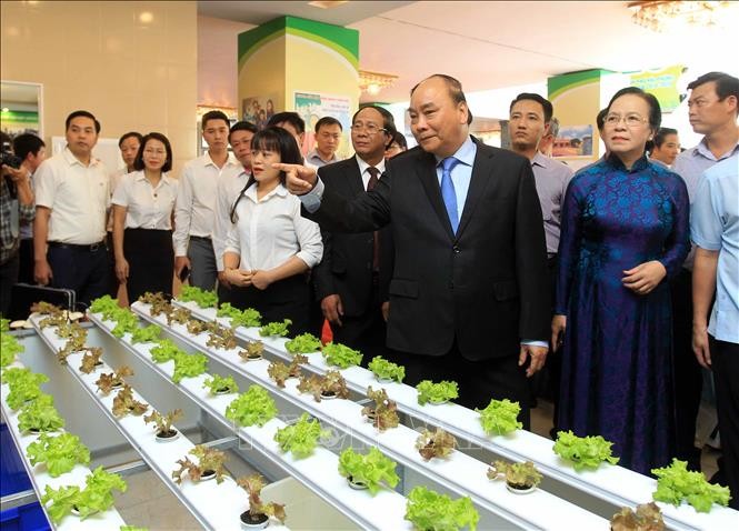 PM Nguyen Xuan Phuc: pembangunan pedesaan baru harus meningkatkan kehidupan materiil dan spirituil bagi warga pedesaan  - ảnh 1