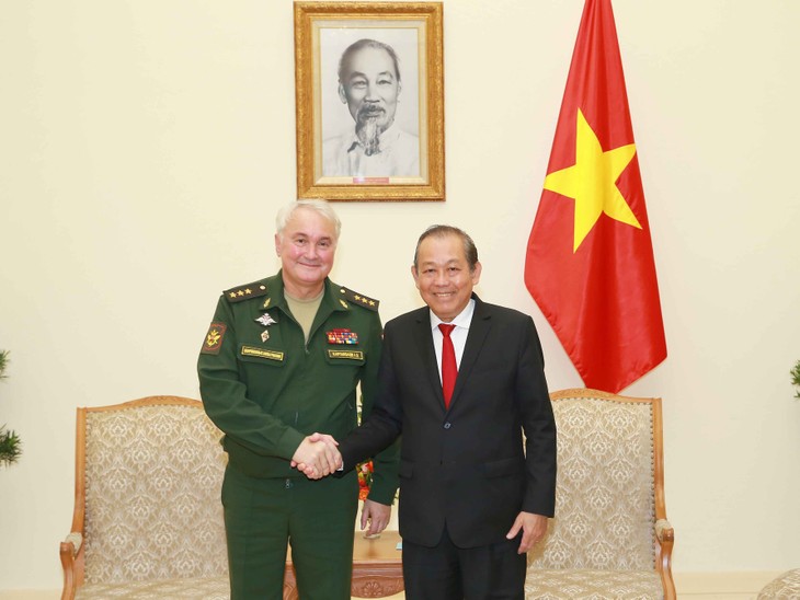 Memperkuat hubungan kerjasama pertahanan Vietnam – Rusia menurut arah berjangka panjang, praksis dan tepercaya - ảnh 1