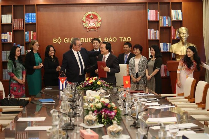 Menandatangani permufakatan kerjasama pendidikan tinggi Vietnam – Kuba  - ảnh 1