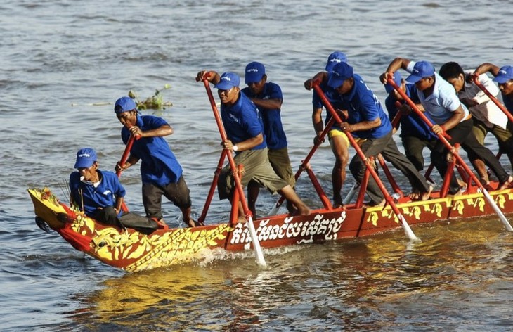 Lomba perahu tradisional yang terbesar di Kamboja berlangsung meriah - ảnh 1