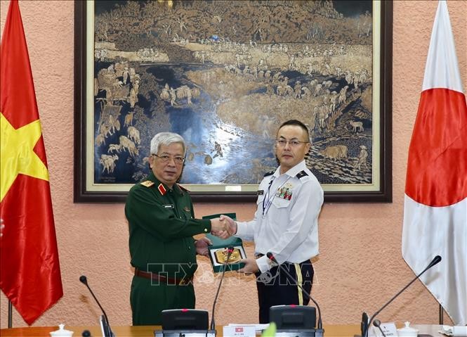 Delegasi perwira Kemhan Jepang melakukan kunjungan di Vietnam - ảnh 1