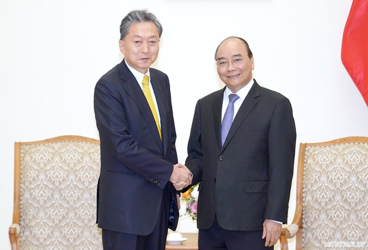 PM Vietnam, Nguyen Xuan Phuc menerima Kepala  Institut Penelitian Asia Timur, Jepang, Hatoyama Yukio - ảnh 1