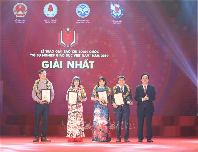 Memberikan penghargaan kepada 44 karya pers “Demi usaha pendidikan Vietnam” - ảnh 1