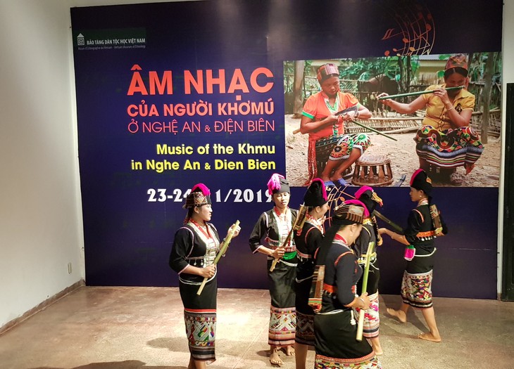 Program musik yang khas dari warga etnis minoritas Khomu di Kota Ha Noi - ảnh 1