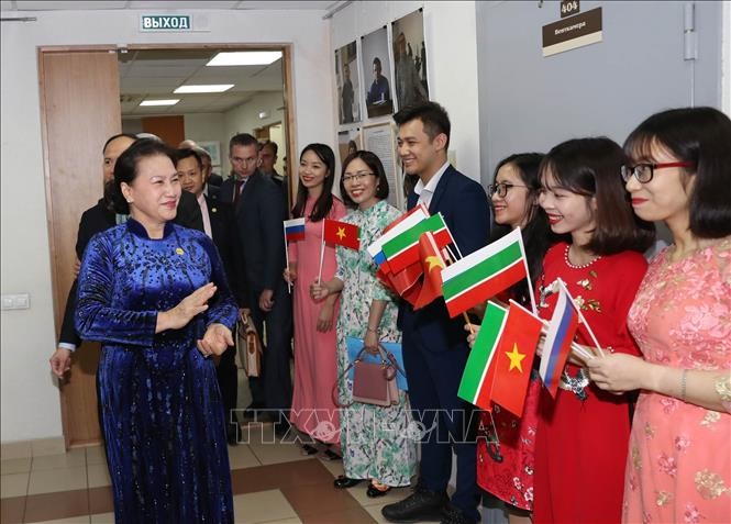 Ketua MN Nguyen Thi Kim Ngan melakukan pertemuan dengan para diaspora Vietnam di Kazan, Ibukota Republik Tatarstan - ảnh 1