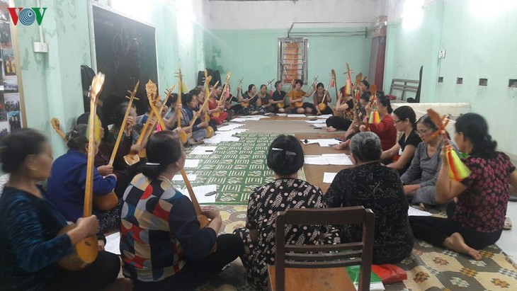 Warga etnis-etnis minoritas di Provinsi Lang Son melestarikan khazanah lagu-lagu rakyat - ảnh 1