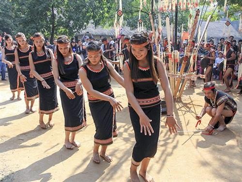 Tarian Xoang tradisional dari warga etnis minoritas Ba Na - ảnh 1