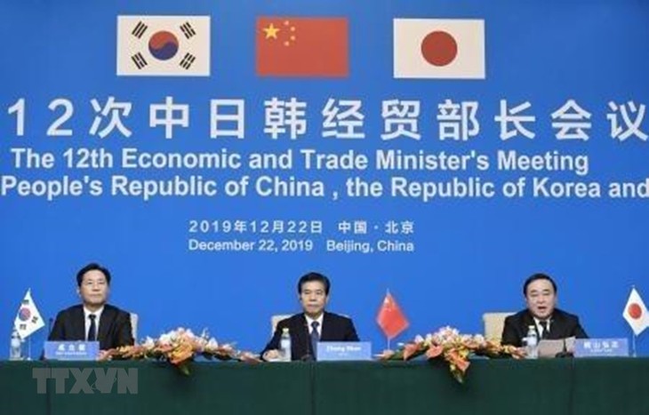 Tiongkok, Jepang dan Republik Korea berkomitmen memperhebat perundingan tentang liberalisasi  perdagangan - ảnh 1