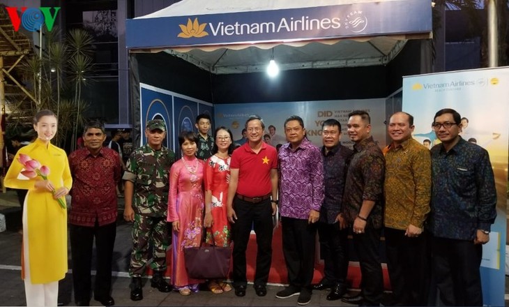 Vietnam menyosialisasikan pariwisata dalam Festival Jalanan  Denpasar di Indonesia - ảnh 2