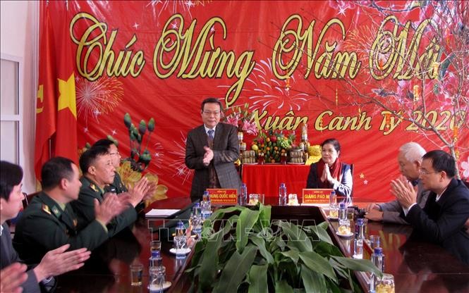 Pokja MN Vietnam mengunjungi dan mengucapkan selamat sehubungan dengan Hari Raya Tet kepada warga etnis-etnis minoritas Provinsi Lai Chau - ảnh 1