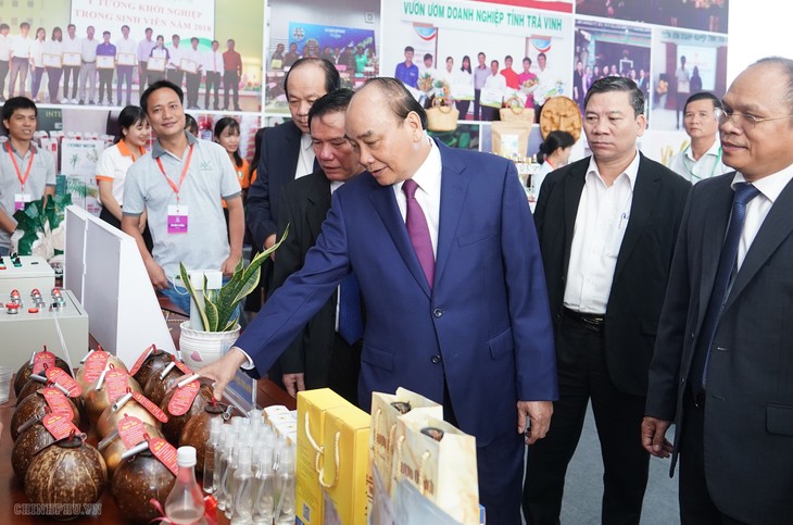 PM Nguyen Xuan Phuc menghadiri Konferensi promosi investasi Provinsi Tra Vinh tahun 2020 - ảnh 1