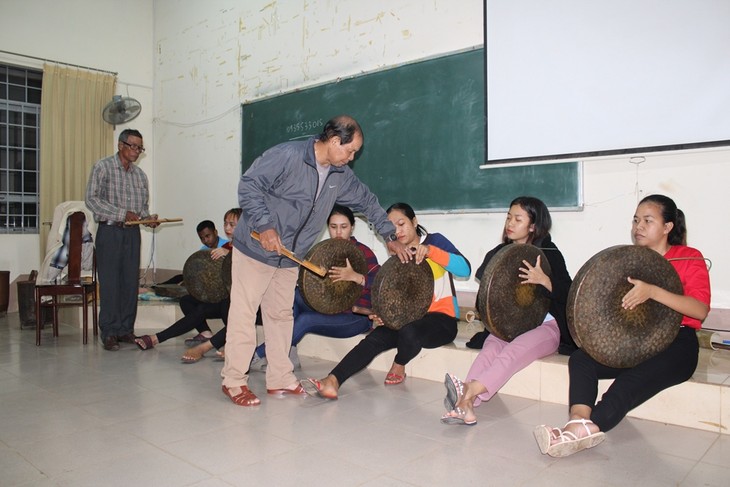 Provinsi Dak Lak memberikan api cinta terhadap budaya gong dan bonang kepada para mahasiswa - ảnh 1