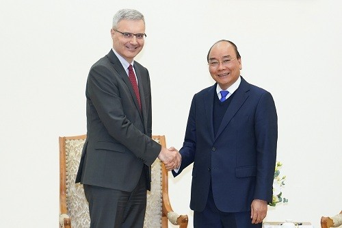 PM Vietnam, Nguyen Xuan Phuc menerima Dubes Swedia dan Perancis - ảnh 2