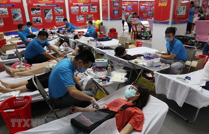 Kaum remaja Kota Ho Chi Minh dengan antusias memberikan  penyumbangan darah sukarela - ảnh 1