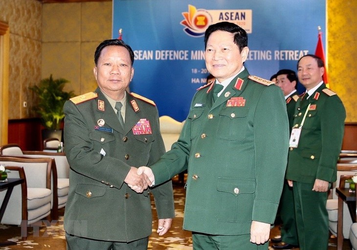 Menhan Ngo Xuan Lich melakukan pertemuan bilateral dengan Menhan Laos dan Australia  - ảnh 1