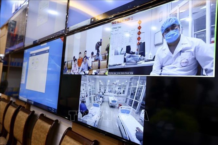  Instansi kesehatan Vietnam mengadakan konsultasi online untuk mengobati pasien yang terinfeksi Covid-19 - ảnh 1