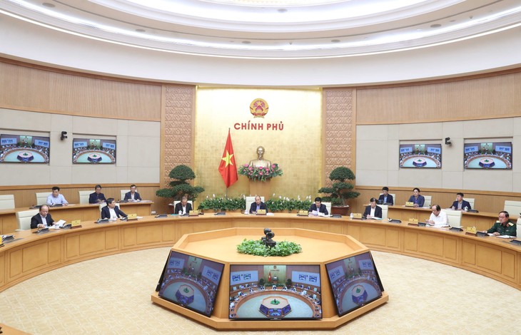 PM Vietnam, Nguyen Xuan Phuc memimpin sidang Badan Harian Pemerintah tentang penggelaran pengambilan pungutan  tanpa berhenti dalam tahun 2020 - ảnh 1