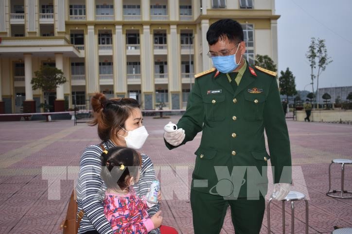 Kementerian Pertahanan Vietnam meminta supaya mengoordinasikan secara rasional orang yang diisolasi di perkotaan - ảnh 1