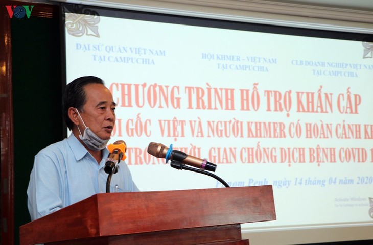 Komunitas orang Vietnam di banyak negara membantu warga dan pemerintahan daerah setempat melawan wabah Covid-19 - ảnh 1