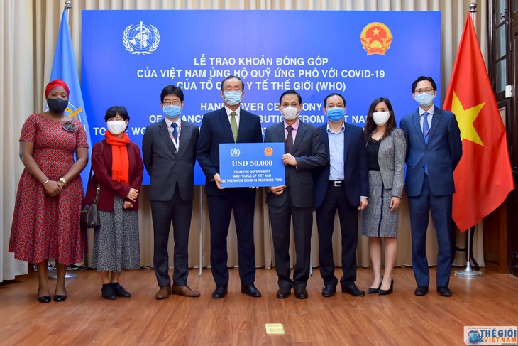 Acara pemberian  sumbangan secara simbolik dari Pemerintah dan rakyat Vietnam kepada Dana Tanggapan Covid-19 dari WHO - ảnh 1