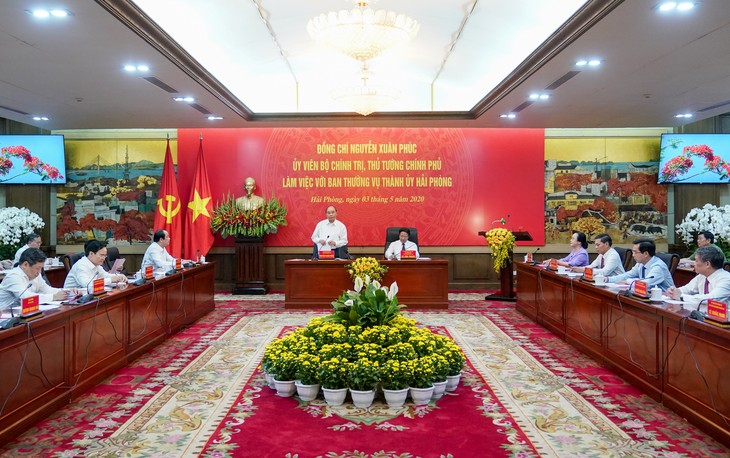 PM Nguyen Xuan Phuc menginginkan agar Kota Hai Phong bertekad melaksanakan tugas rangkap - ảnh 1