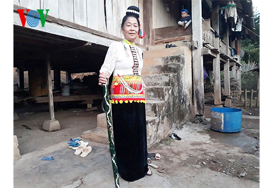 Ibu Lo Thi Pho - orang yang banyak berjasa dalam melestarikan identitas kebudayaan etnis minoritas Khang - ảnh 1