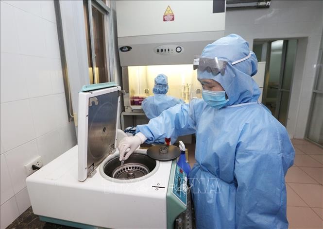 Kota Ha Noi menggelar rencana melakukan tes untuk menemukan kasus baru yang terinfeksi SARS – CoV-2 pada situasi normal  baru - ảnh 1