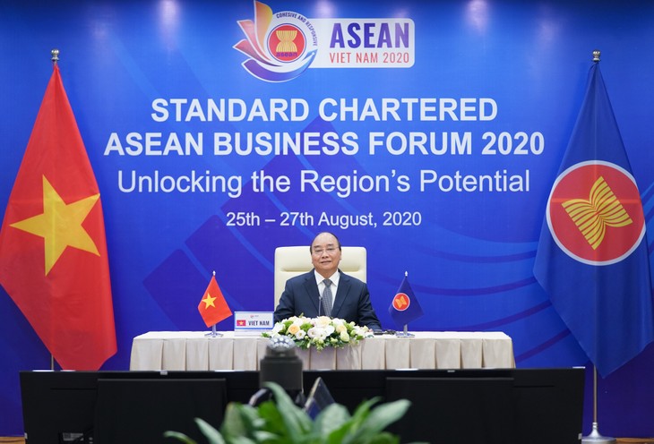 PM Nguyen Xuan Phuc menghadiri Forum Bisnis ASEAN Standard Chartered 2020 - ảnh 1